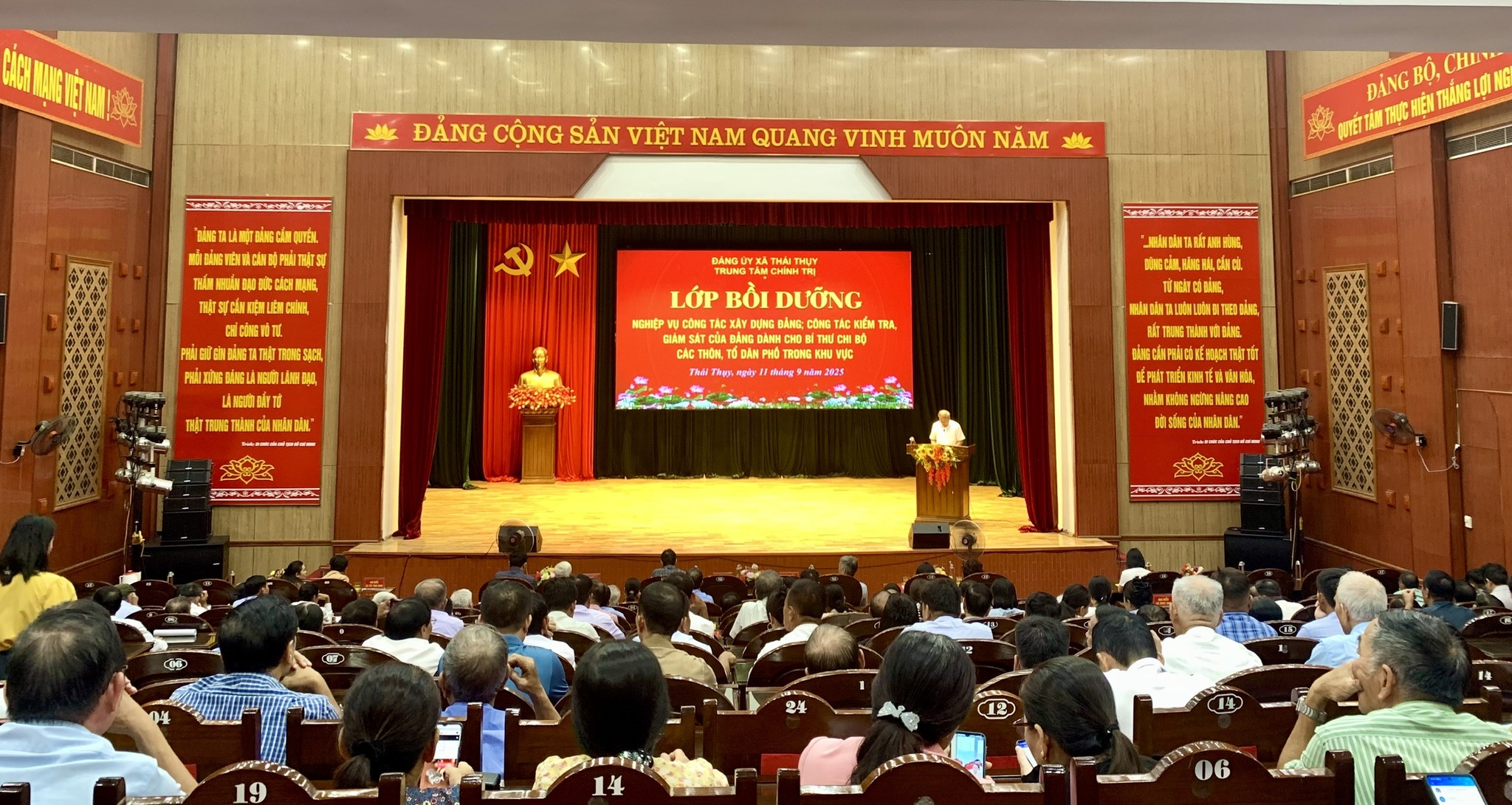 BỒI DƯỠNG NGHIỆP VỤ CÔNG TÁC XÂY DỰNG ĐẢNG, KIỂM TRA, GIÁM SÁT ĐẢNG CHO BÍ THƯ CHI BỘ CÁC THÔN, TỔ DÂN PHỐ TRONG KHU VỰC