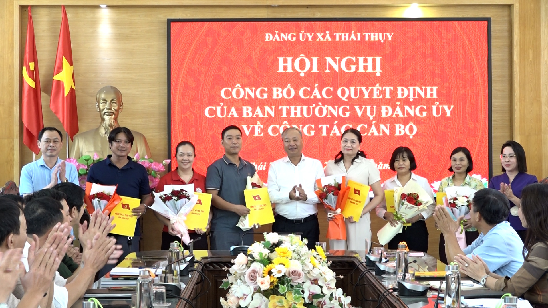 Đảng ủy xã Thái Thụy công bố các quyết định về công tác cán bộ