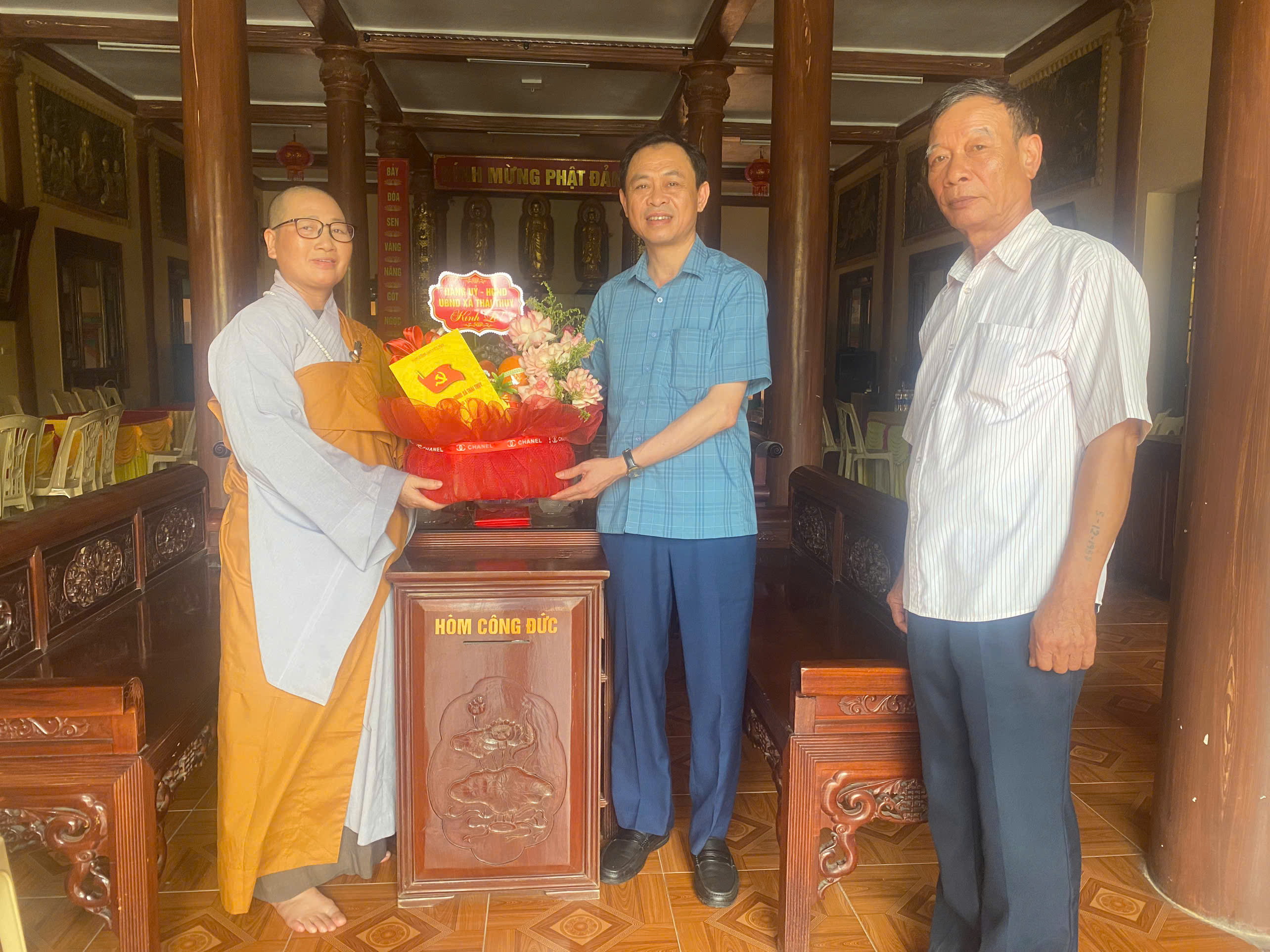 Các đồng chí lãnh đạo xã Thái Thụy thăm, chúc mừng các cơ sở Phật giáo nhân Đại lễ Phật đản 2026