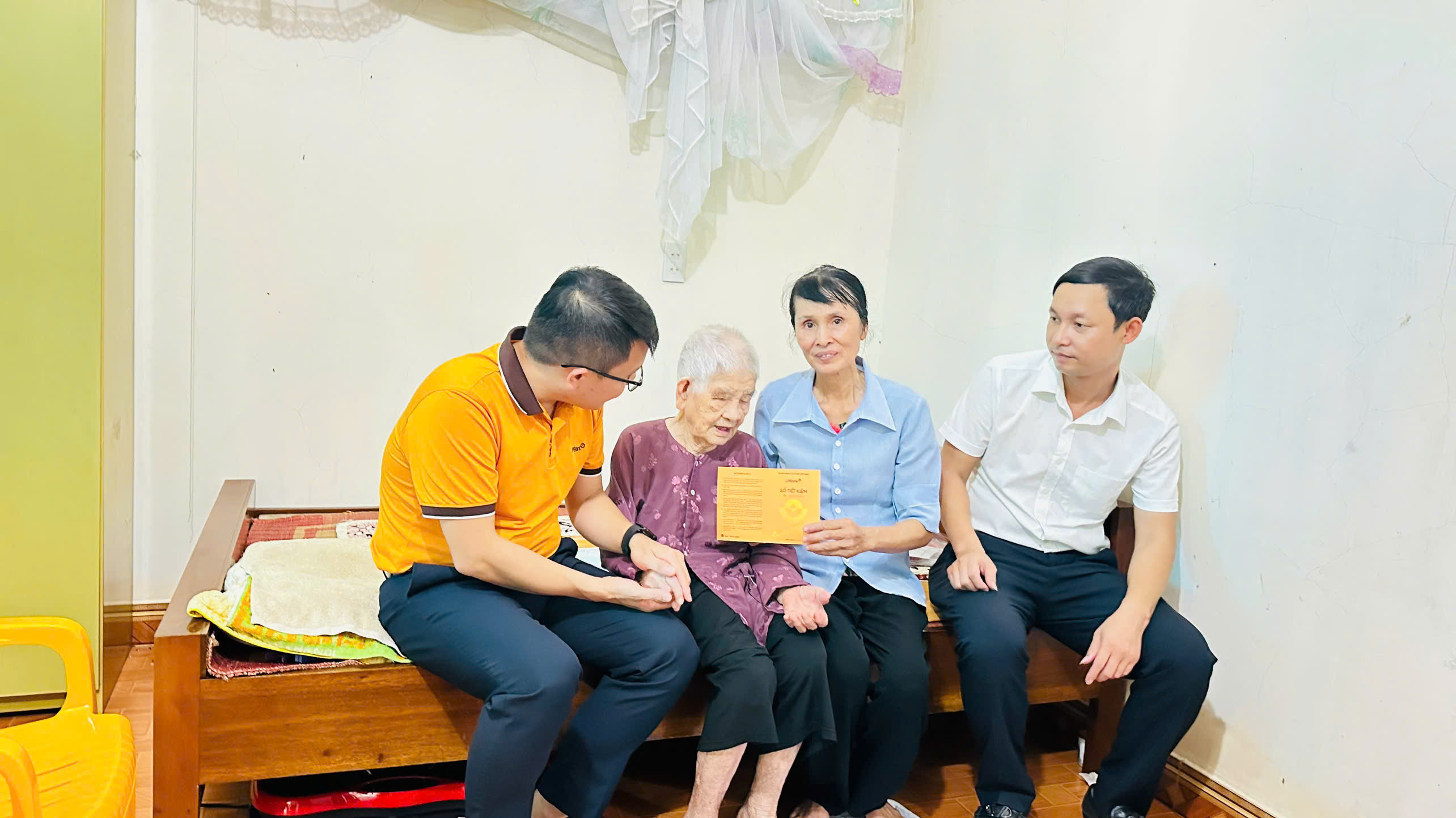 Trao sổ tiết kiệm 700 triệu đồng tri ân Mẹ Việt Nam Anh hùng Lê Thị Chuộng