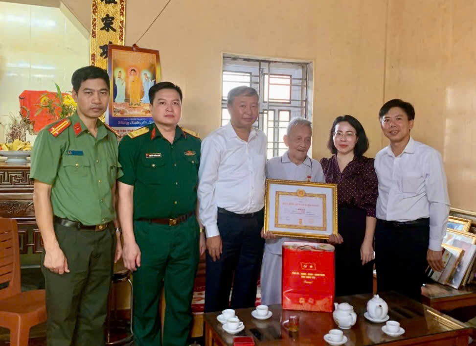 Trao tặng Huy hiệu 65 năm và 60 năm tuổi Đảng cho đảng viên lão thành xã Thái Thụy