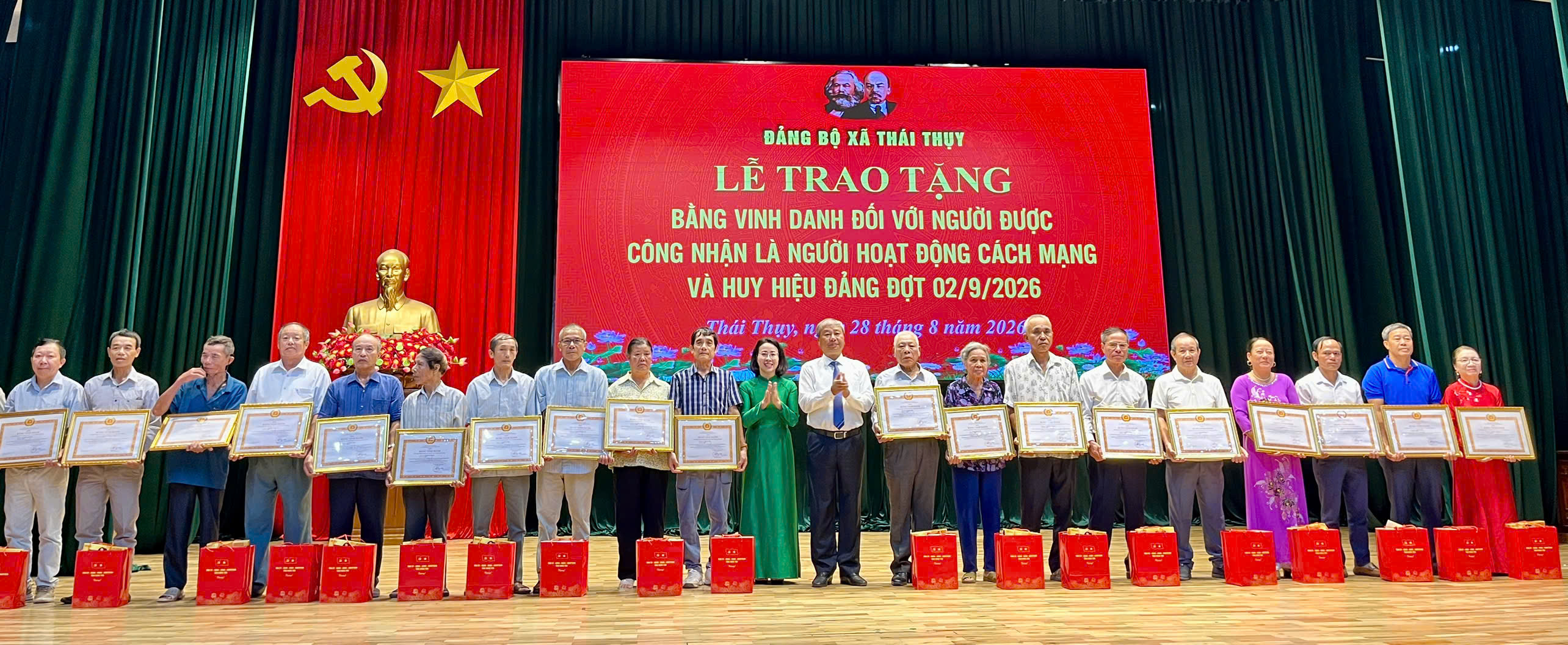 Đảng bộ xã Thái Thụy trao tặng Bằng vinh danh và Huy hiệu Đảng đợt 2/9/2026