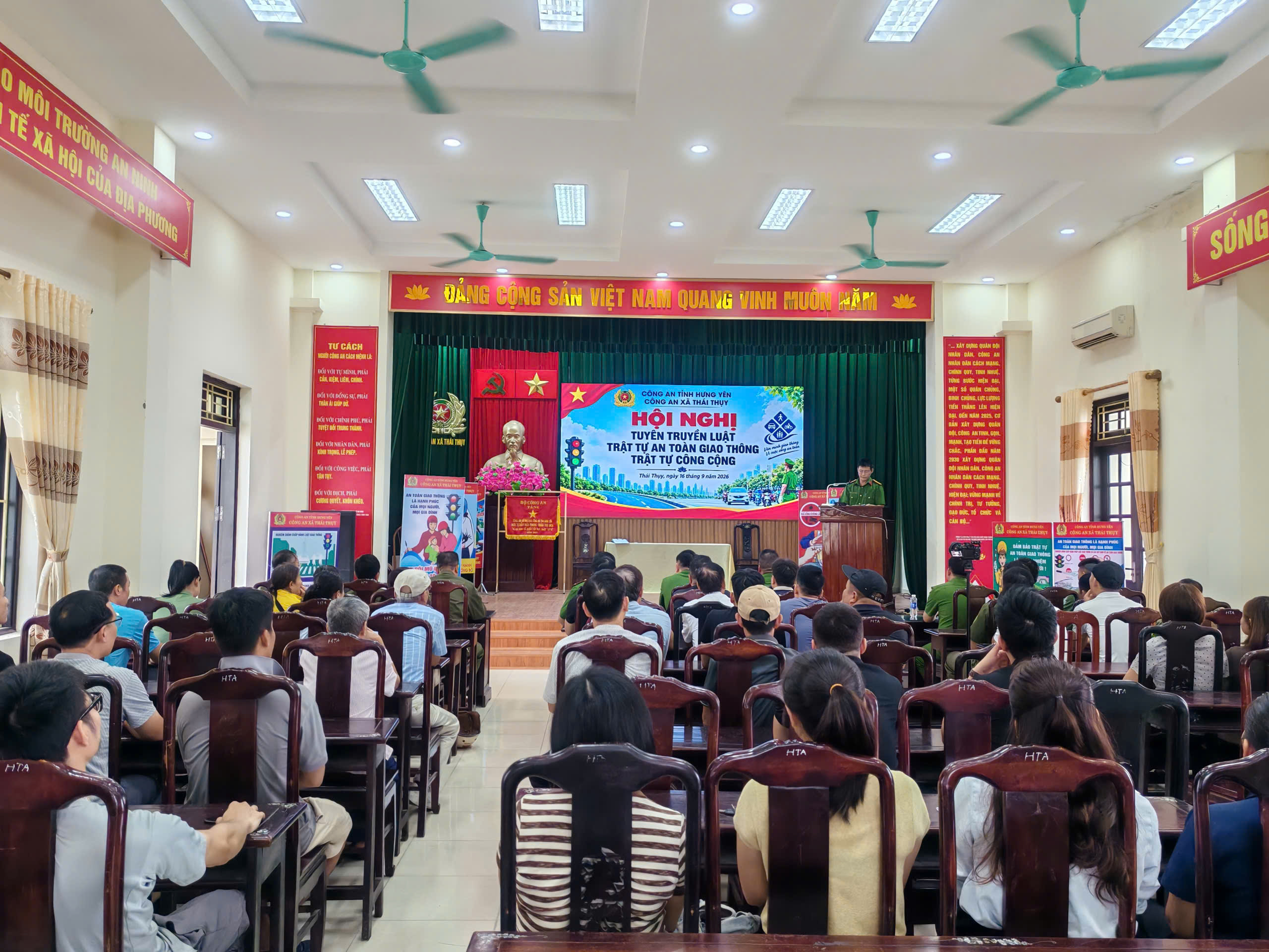 Công an xã Thái Thụy tuyên truyền pháp luật về trật tự, an toàn giao thông và trật tự công cộng