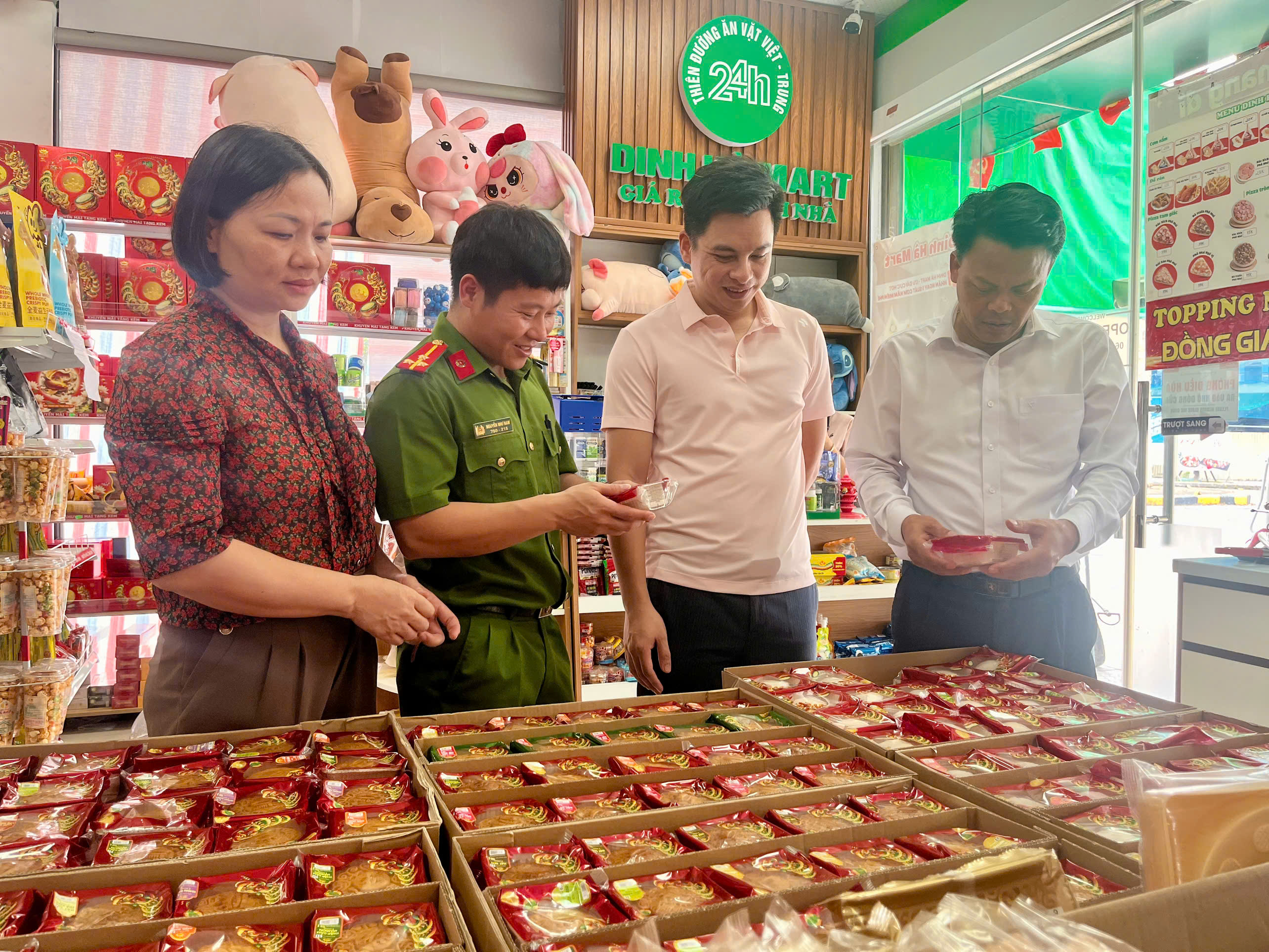 Đoàn kiểm tra liên ngành tăng cường kiểm tra an toàn thực phẩm dịp Tết Trung thu trên địa bàn xã Thái Thụy