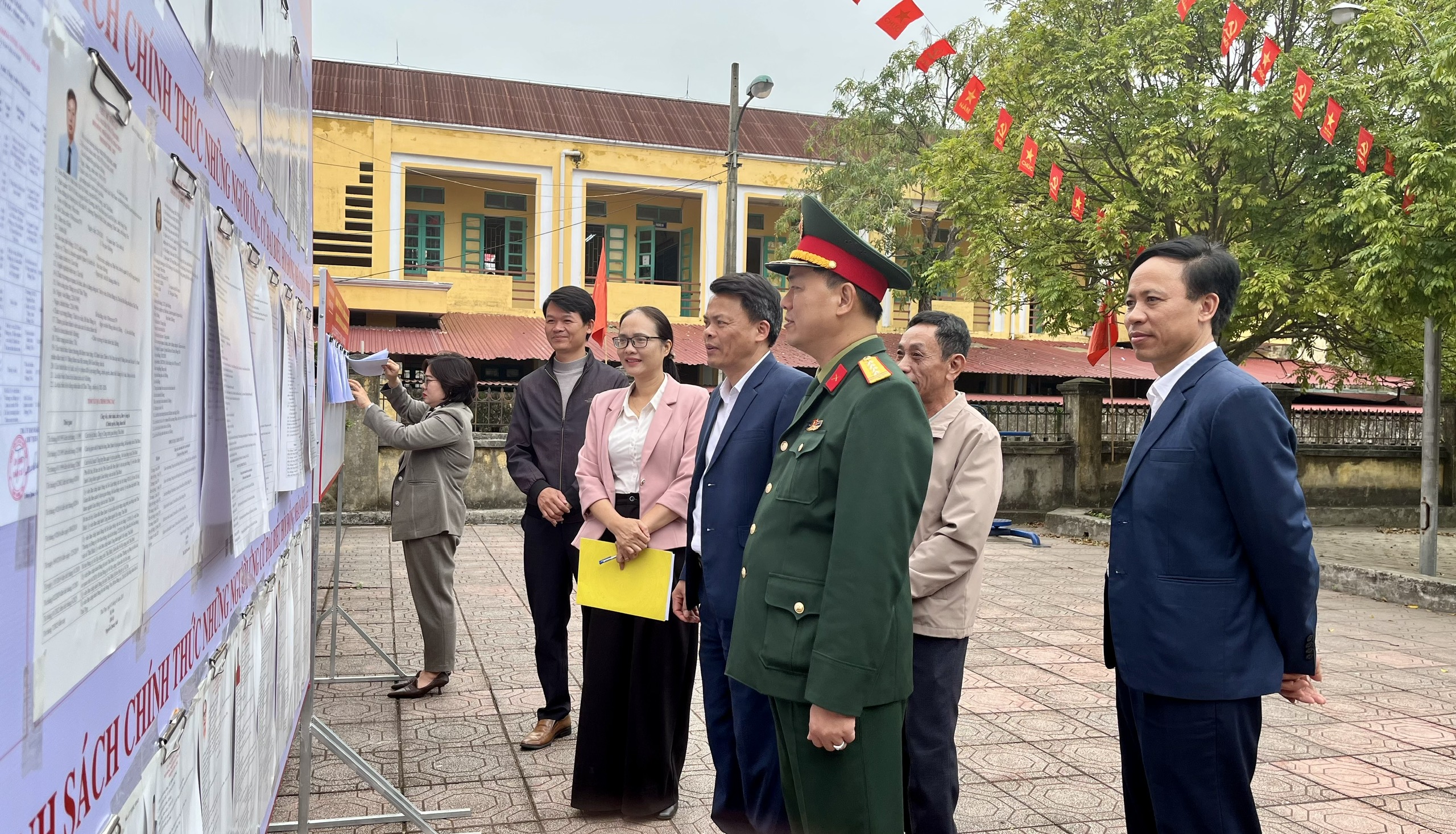 ĐỒNG CHÍ VŨ VĂN ĐỊNH, ỦY VIÊN BAN THƯỜNG VỤ TỈNH ỦY, CHỈ HUY TRƯỞNG BỘ CHỈ HUY QUÂN SỰ TỈNH KIỂM TRA CÔNG TÁC BẦU CỬ TẠI XÃ THÁI THỤY