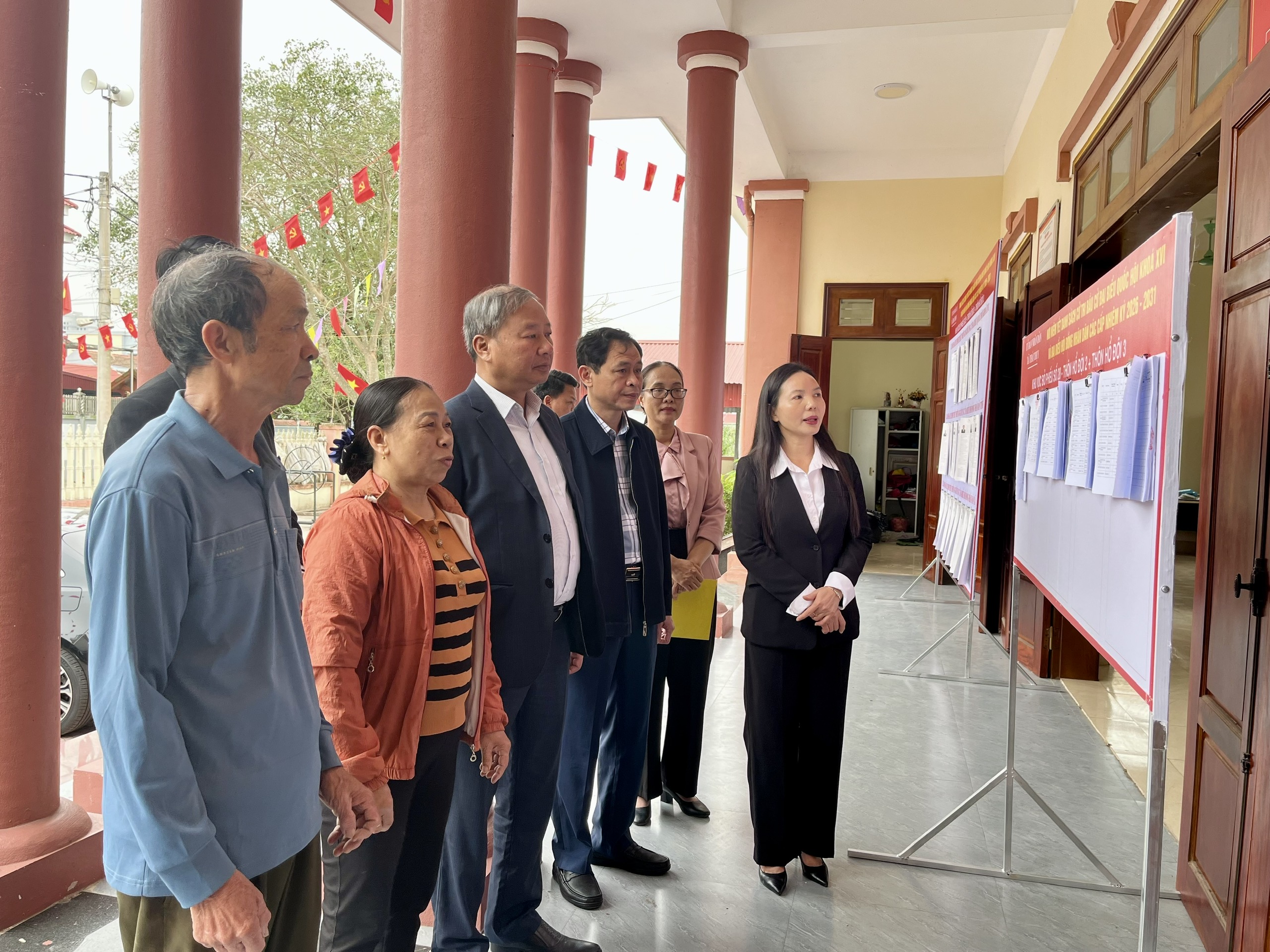 Đồng chí Ngô Thị Kim Hoàn, Ủy viên Ban Thường vụ tỉnh ủy, Phó Chủ tịch Thường trực UBMTTQVN tỉnh Hưng Yên kiểm tra công tác bầu cử đại biểu Quốc hội và HĐND các cấp tại xã Thái Thụy.