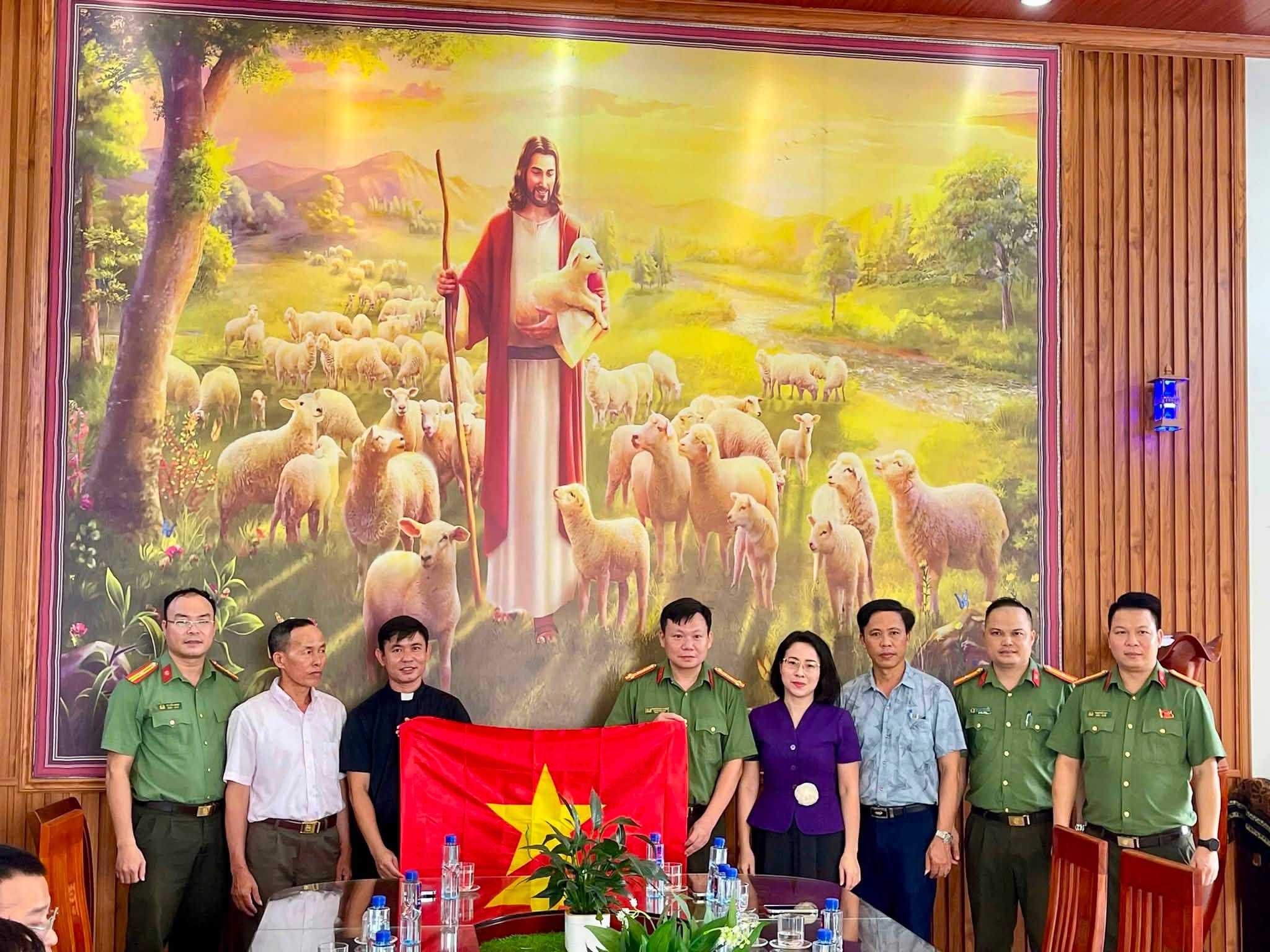 KHOA AN NINH NỘI ĐỊA, HỌC VIỆN AN NINH NHÂN DÂN TẶNG 100 LÁ CỜ TỔ QUỐC CHO GIÁO DÂN HỌ GIÁO AN NGHĨA, XÃ THÁI THỤY