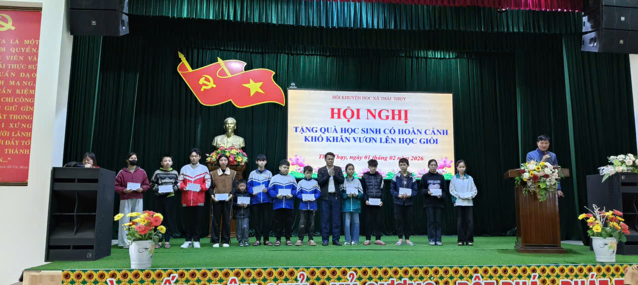 HỘI NGHỊ TRAO QUÀ CHO HỌC SINH CÓ HOÀN CẢNH KHÓ KHĂN VƯƠN LÊN HỌC GIỎI NHÂN DỊP TẾT NGUYÊN ĐÁN BÍNH NGỌ 2026