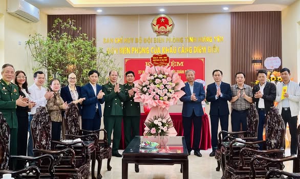 Các đồng chí lãnh đạo Đảng uỷ - HĐND – UBND - Ủy ban MTTQ Việt Nam xã Thái Thụy, các phòng, ban ngành, đoàn thể, các cơ quan, đơn vị, trường học trong xã tới tặng hoa chúc mừng các đơn vị biên phòng trên địa bàn