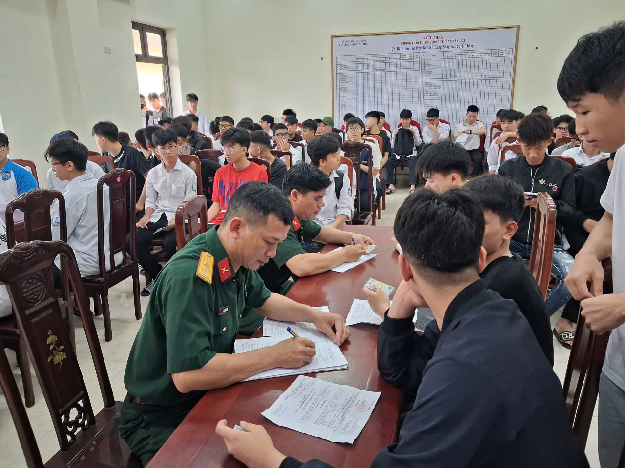 THANH NIÊN XÃ THÁI THỤY HĂNG HÁI THAM GIA ĐANG KÝ NGHĨA VỤ QUÂN SỰ LẦN ĐẦU