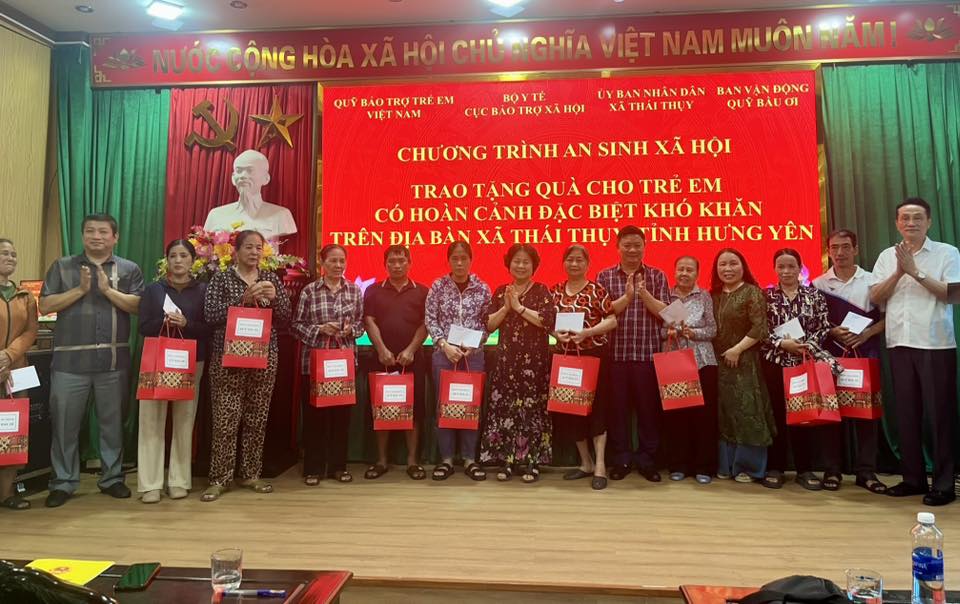 UBND xã Thái Thụy phối hợp với Quỹ Bảo trợ Trẻ em Việt Nam, Cục Bảo trợ xã hội – Bộ Y tế, Ban Vận động Quỹ Bầu ơi tặng quà hỗ trợ cho trẻ em có hoàn cảnh khó khăn trên địa bàn