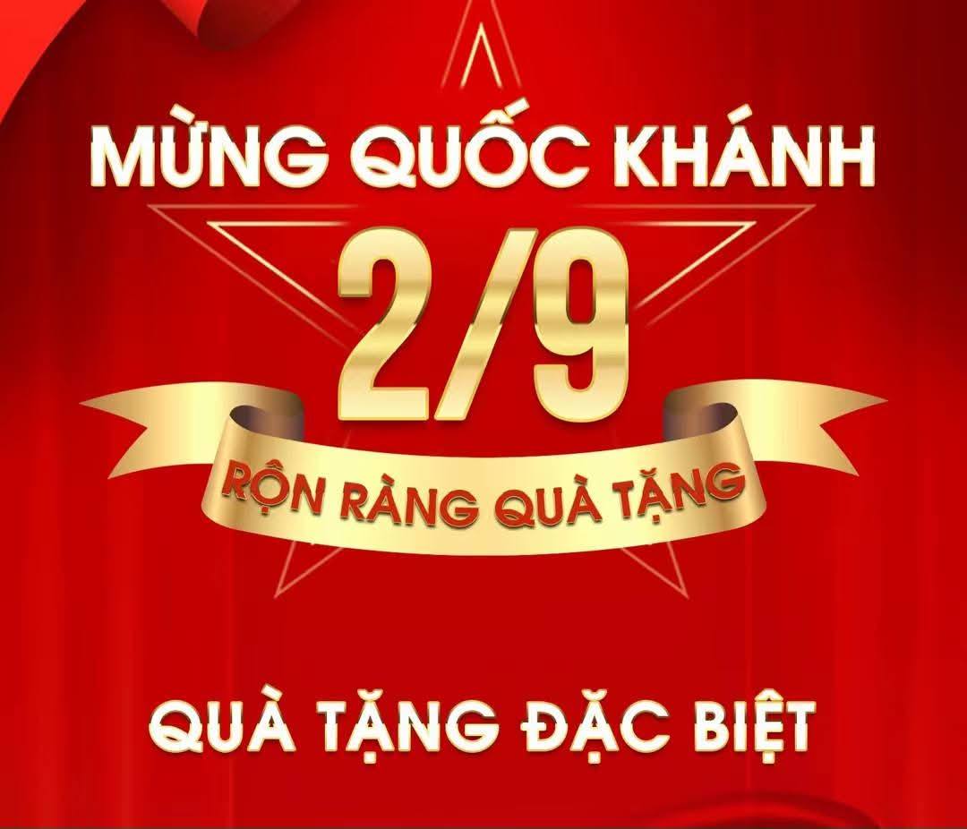 Người dân xã Thái Thụy phấn khởi nhận 100.000 đồng dịp nhân dịp kỷ niệm 80 năm Cách mạng tháng Tám và Quốc khánh 2/9