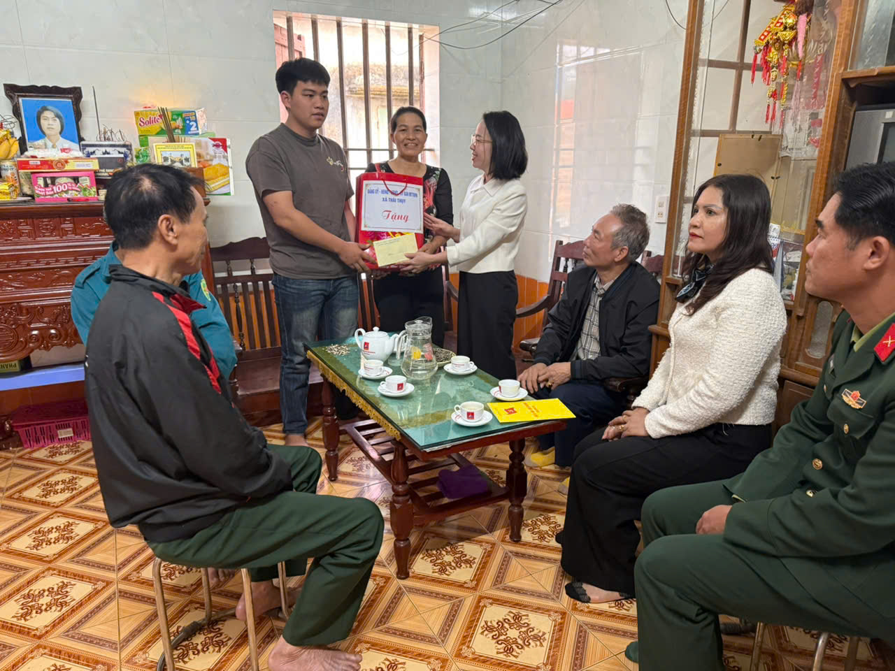 Đồng chí Nguyễn Thị Hường, Phó Bí thư Thường trực Đảng uỷ xã Thái Thuỵ cùng các thành viên trong đoàn đã tới thăm, tặng quà, động viên 02 thanh niên có hoàn cảnh khó khăn tại thôn An Ninh trước ngày nhập ngũ năm 2026.