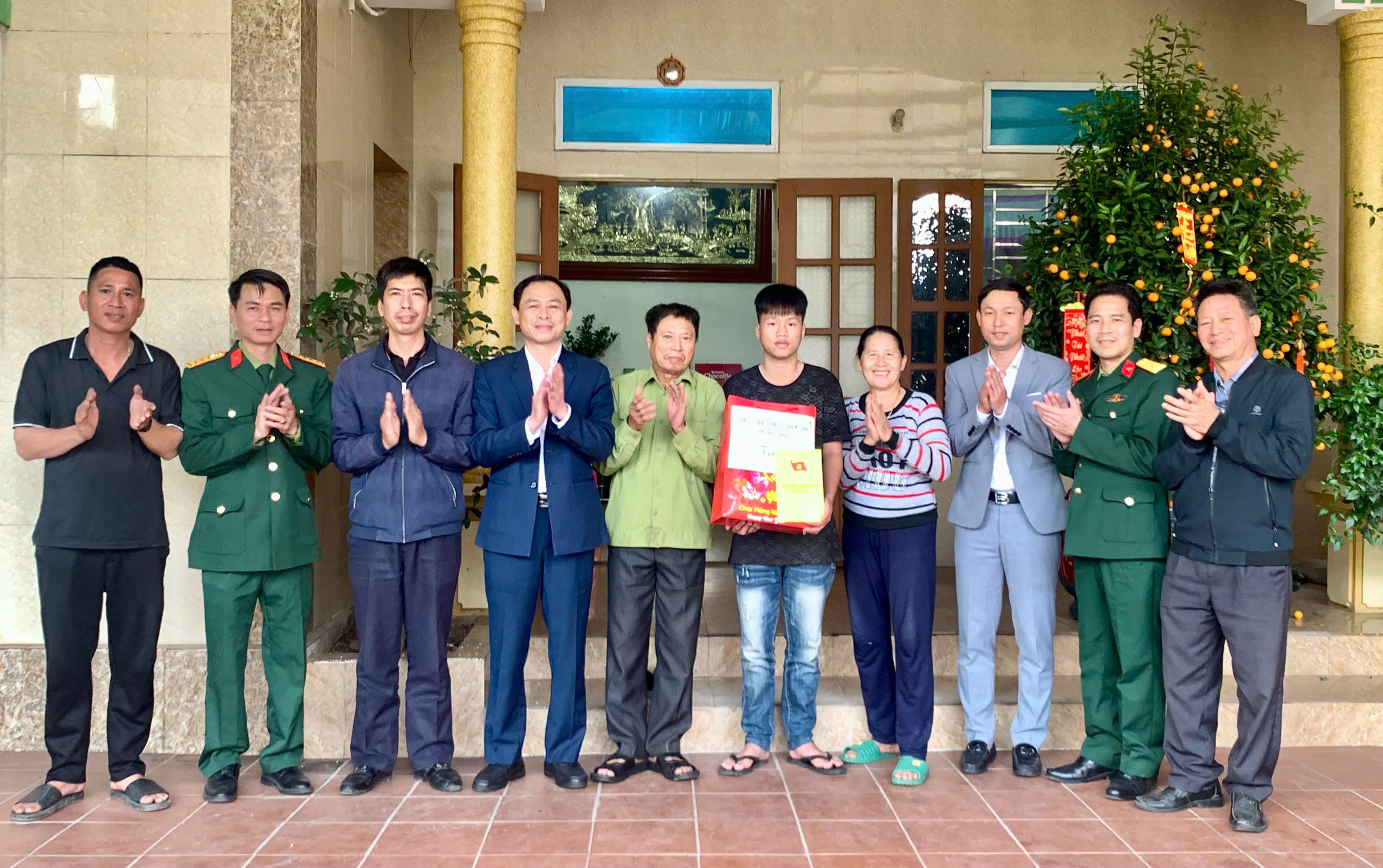 Đồng chí Nguyễn Đức Trọng, Phó Bí thư Đảng ủy, Chủ tịch UBND xã  đến thăm và tặng quà các thanh niên có hoàn cảnh khó khăn tại thôn Ngoại Trình, thôn số 1 và thôn số 2.