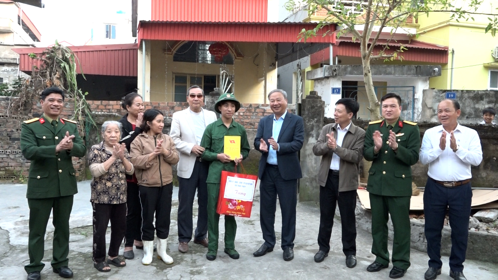 Đồng chí Nguyễn Quang Anh, Tỉnh ủy viên, Bí thư Đảng ủy, Chủ tịch HĐND xã thăm hỏi, tặng quà các thanh niên có hoàn cảnh khó khăn chuẩn bị nhập ngũ năm 2026.