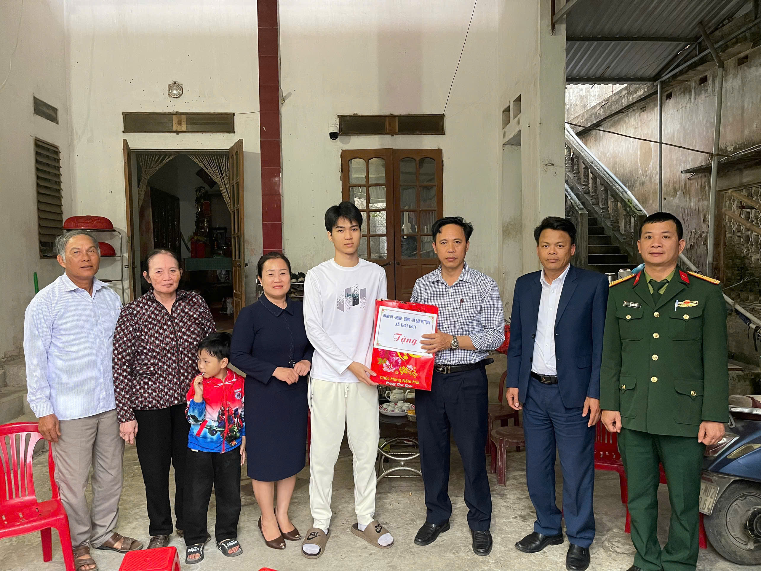 Các đồng chí lãnh đạo xã Thái Thụy thăm, tặng quà thanh niên chuẩn bị lên đường nhập ngũ có hoàn cảnh khó khăn