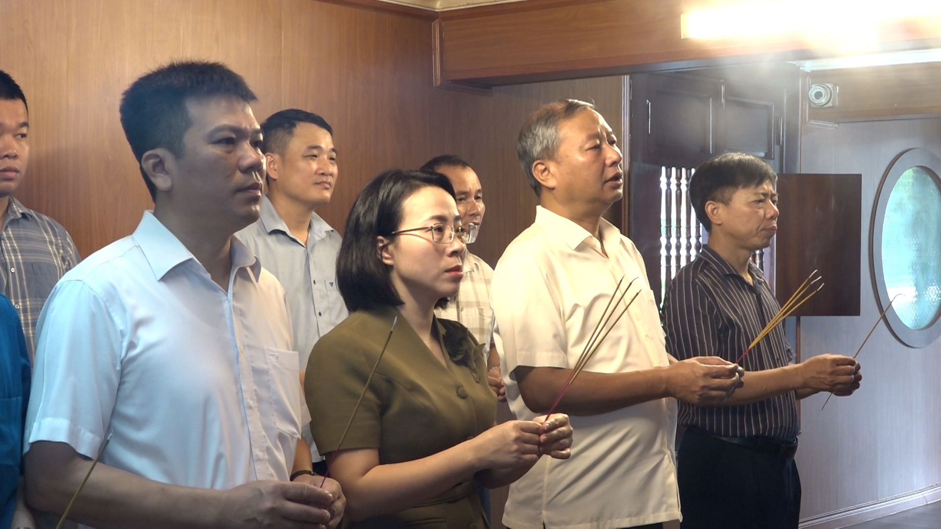 Đoàn đại biểu xã Thái Thụy dâng hương tưởng niệm các anh hùng liệt sĩ và đồng chí Nguyễn Đức Cảnh
