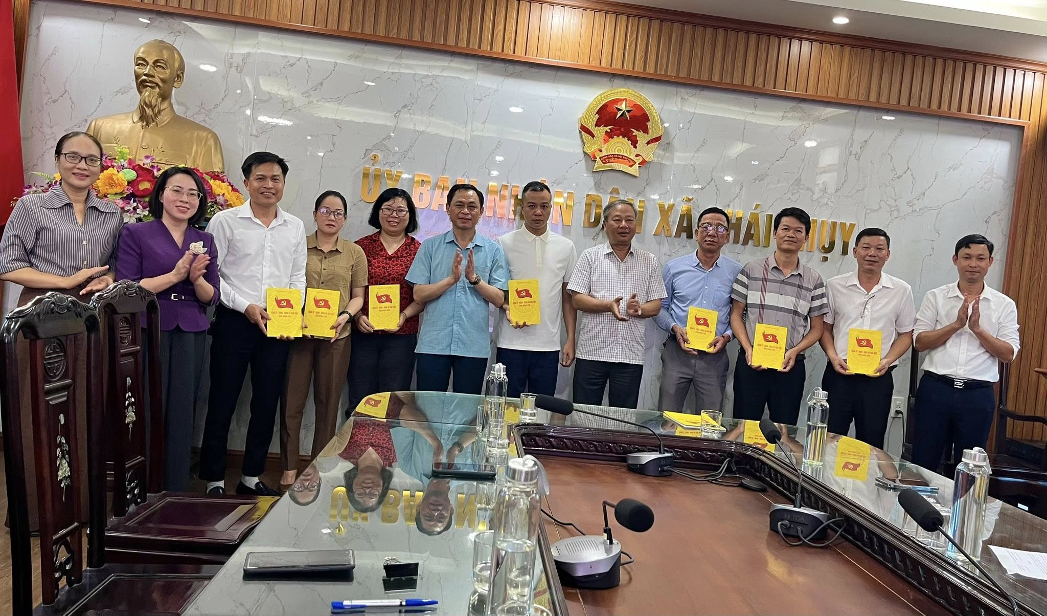 Xã Thái Thụy triển khai việc điều chuyển nhân sự và chia tay tập thể viên chức Trung tâm Dịch vụ tổng hợp xã