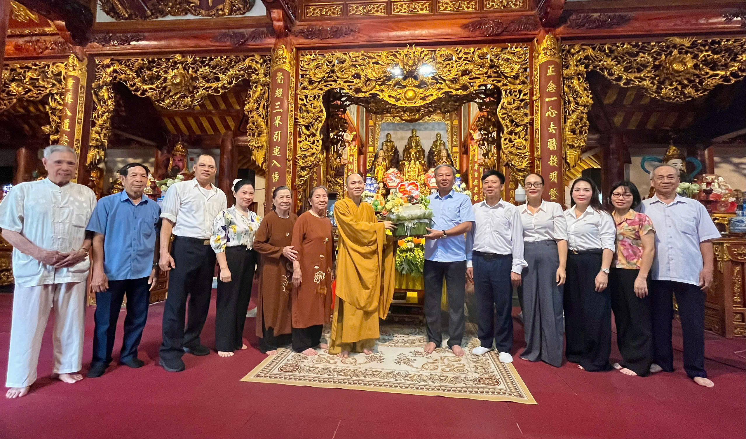 Đồng chí Nguyễn Quang Anh, Tỉnh ủy viên, Bí thư Đảng ủy, Chủ tịch HĐND xã Thái Thụy thăm, chúc mừng các chức sắc Phật giáo tại Chùa Chiêu Phúc, thôn số 2